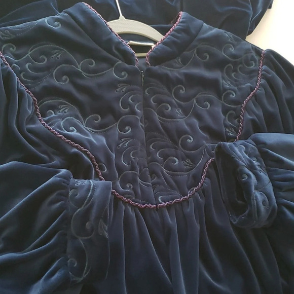 Vintage DELICATES Woman Embroidered Robe Deep Blue Purple Sz 1X Balloon Sleeves - Picture 11 of 14